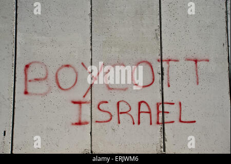 Un graffiti sur le mur de séparation israélien divisant le quartier de Jérusalem-Est d'Abu Dis lit que "boycott d'Israël." Banque D'Images