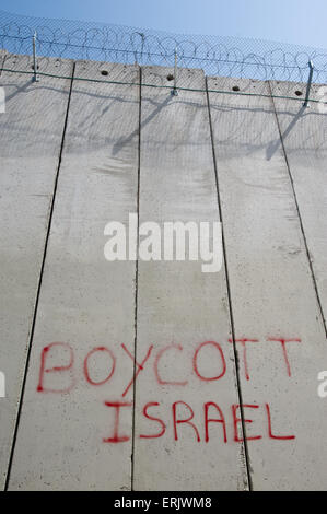 Un graffiti sur le mur de séparation israélien divisant le quartier de Jérusalem-Est d'Abu Dis lit que "boycott d'Israël." Banque D'Images