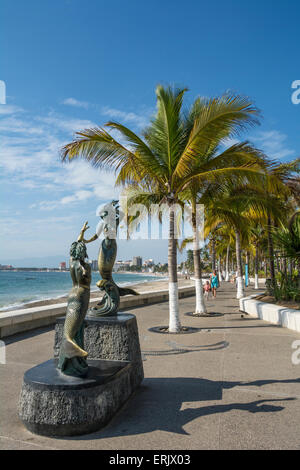 'Triton et sirène' sculpture par Carlos Espino sur le Malecon à Puerto Vallarta, Jalisco, Mexique. Banque D'Images