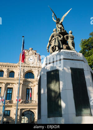 Monument aux morts en face de Cannes city council Banque D'Images