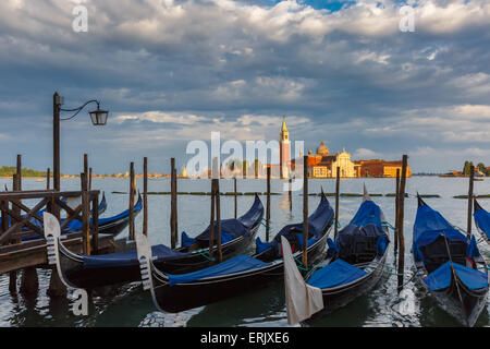 Gondoles de lagune de Venise après la tempête, Italia Banque D'Images