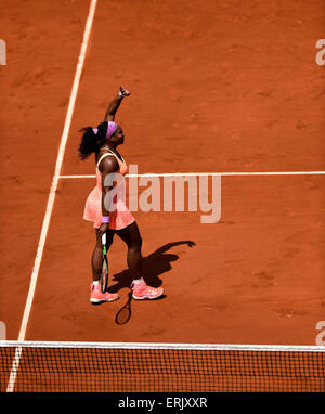 Paris, France. 06Th Juin, 2015. Roland Garros. Serena Williams de USA célèbre sa victoire sur Sara Errani de l'Italie dans leur match de la femme au jour 11 de l'Open de France de 2015 à 2015 à Paris, France. Williams a remporté le match 7-6 6-4 pour passer en demi-finale : l'action de Crédit Plus Sport/Alamy Live News Banque D'Images