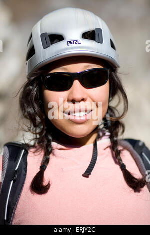 Un portrait d'une jeune femme s'engager dans le sport de la Via Ferrata. Banque D'Images