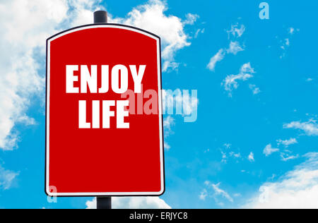 Profitez de devis de motivation écrite sur red road sign isolated over clair fond de ciel bleu. Concept image avec copie espace disponible Banque D'Images