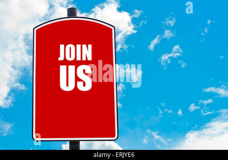 Rejoignez-nous écrit sur red road sign isolated over clair fond de ciel bleu. Concept image avec copie espace disponible Banque D'Images