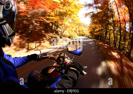 Pilote moto dehors pour une croisière d'une belle journée d'automne sur le Blue Ridge Parkway South de Asheville, NC Banque D'Images