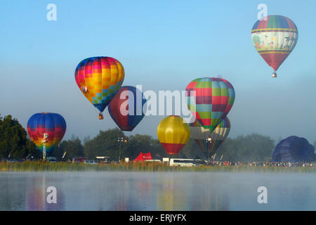 Montgolfières, ballons sur le lac Rotoroa Festival, Waikato, Hamilton, Waikato, Nouvelle-Zélande, île du Nord Banque D'Images