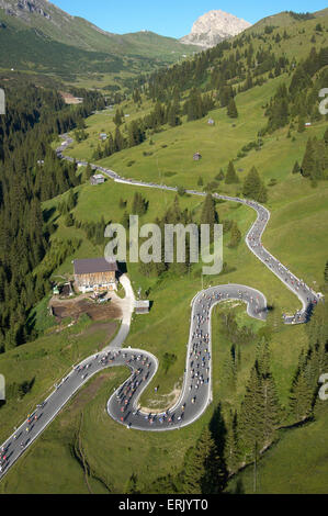 Vue aérienne de la route jusqu'au Passo Pordoi (2239 m), la seconde passe de l-Maratona dles Dolomites bikerace. La course a lieu o Banque D'Images