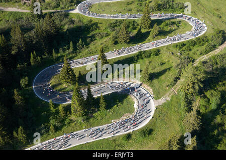 Vue aérienne de la route jusqu'au Passo Pordoi (2239 m), la seconde passe de l-Maratona dles Dolomites bikerace. La course a lieu o Banque D'Images