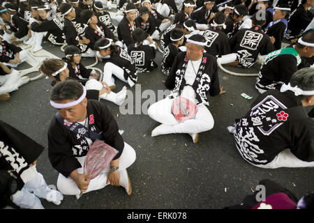 Les participants en attente pour l'Kishiwada Danjiri Matsuri à commencer dans la ville d'Osaka, au Japon. Banque D'Images