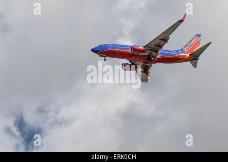 Un avion à réaction de Southwest Airlines arrive pour atterrir à l'aéroport international de San Diego. Banque D'Images