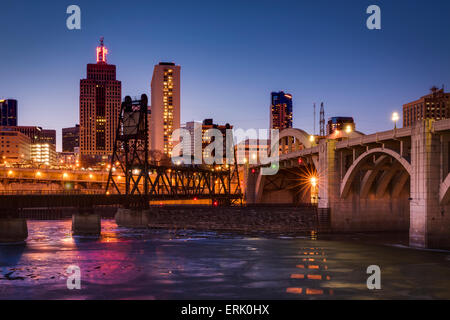 Couvert de glace du fleuve Mississippi et St Paul skyline avec pont de chemin de fer et Roberts Street Bridge at Dusk. Banque D'Images