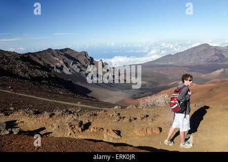 Adolescent la randonnée sur le sentier des sables bitumineux coulissante au Parc National de Haleakala sur Maui Banque D'Images