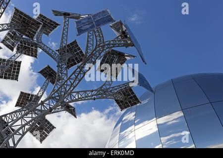 L'arbre de l'énergie et le planétarium à l'At-Bristol Science Centre à Bristol, Royaume-Uni Banque D'Images
