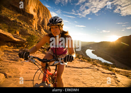 Une femme vtt à Moab, Utah. Banque D'Images