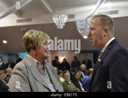 Ingelmunster, New York, USA. 3 juin, 2015. Superviseur Ville Hempstead KATE MURRAY ET KEVIN LAW, président-directeur général de l'association, parler à un événement appuyer l'extension de l'impôt foncier NY Pac. Murray est le candidat républicain pour Nassau County. Long Island Association est une organisation importante pour les petites entreprises et les grandes entreprises. Lors de l'événement bi-partisan à la salle des Chevaliers de Colomb, plus d'une centaine de résidents du secteur et les fonctionnaires, et le gouverneur, a encouragé l'extension de la taxe foncière le bouchon avant la session législative de l'état se termine le 17 juin. L'IMPÔT FONCIER NY Cap doit expirer Banque D'Images