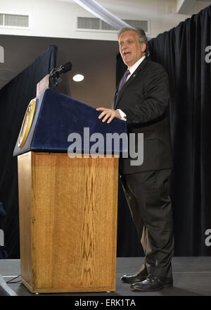 Ingelmunster, New York, USA. 3 juin, 2015. Nassau County Executive ED MANGANO, un Républicain, prend la parole à un événement à l'extension du régime d'impôt foncier NY Pac. Lors de l'événement bi-partisan à la salle des Chevaliers de Colomb, plus d'une centaine de résidents du secteur et les fonctionnaires, et le gouverneur, un démocrate, a instamment demandé une extension de la taxe foncière le bouchon avant la session législative de l'état se termine le 17 juin. L'IMPÔT FONCIER NY Cap vient à échéance en juin 2016, mais il est juridiquement lié à Paris louer-control regulations à échéance ce mois-ci. © Ann Parry/ZUMA/Alamy Fil Live News Banque D'Images