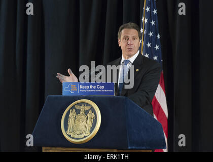 Ingelmunster, New York, USA. 3 juin, 2015. Gouverneur de l'Etat de New York Andrew Cuomo parle lors d'un événement à l'extension du régime de l'impôt foncier NY Pac. Lors de l'événement bi-partisan à la salle des Chevaliers de Colomb, plus d'une centaine d'habitants de la région et ont demandé instamment à l'extension de la taxe foncière le bouchon avant la session législative de l'état se termine le 17 juin. L'IMPÔT FONCIER NY Cap vient à échéance en juin 2016, mais il est juridiquement lié à Paris louer-control regulations à échéance ce mois-ci. En juin 2011 dans le comté de Nassau, le gouverneur a signé le premier cap d'impôt la loi. Podium a signer avec le message : Banque D'Images