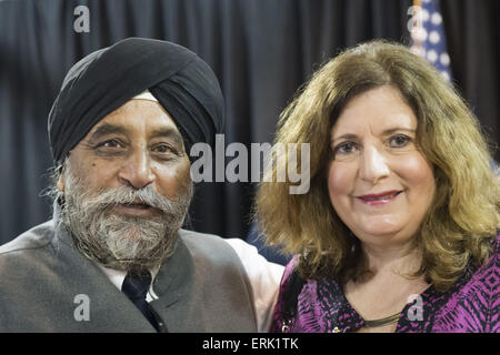 Ingelmunster, New York, USA. 3 juin, 2015. TANEJA Mohinder Singh, un Sikh de Salisbury et l'avocat de la communauté indienne, et MARIA BRENNAN de Wantagh, posent pour une photo lors d'une manifestation soutenant l'extension de l'impôt foncier NY Pac. Plus tôt, Brennan a présenté le Gouverneur après elle a parlé à l'auditoire sur la façon dont, avant l'impôt sur le cap, son impôt augmenter de 10  % en un an, et comment les impôts élevés sont une préoccupation pour les membres de la famille qu'elle voudrait la rejoindre à Long Island. Lors de l'événement bi-partisan à la salle des Chevaliers de Colomb, plus d'une centaine de résidents du secteur et les fonctionnaires, et le gouverneur, a encouragé l'extension de la pr Banque D'Images