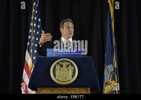 Ingelmunster, New York, USA. 3 juin, 2015. Gouverneur de l'Etat de New York Andrew Cuomo parle lors d'un événement à l'extension du régime de l'impôt foncier NY Pac. Lors de l'événement bi-partisan à la salle des Chevaliers de Colomb, plus d'une centaine d'habitants de la région et ont demandé instamment à l'extension de la taxe foncière le bouchon avant la session législative de l'état se termine le 17 juin. L'IMPÔT FONCIER NY Cap vient à échéance en juin 2016, mais il est juridiquement lié à Paris louer-control regulations à échéance ce mois-ci. En juin 2011 dans le comté de Nassau, le gouverneur a signé le premier cap d'impôt la loi. Podium a signer avec le message : Banque D'Images