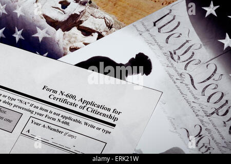 États-unis d'Amérique Citoyenneté et immigration demande de naturalisation avec des centaines de documents pour l'éducation. Banque D'Images
