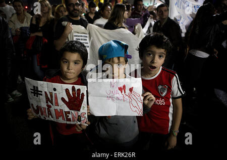 Buenos Aires, Argentine. 3 juin, 2015. Les gens prennent part à une manifestation demandant des politiques visant à prévenir les féminicides dans Buenos Aires, capitale de l'Argentine, le 3 juin 2015. Crédit : Martin Zabala/Xinhua/Alamy Live News Banque D'Images