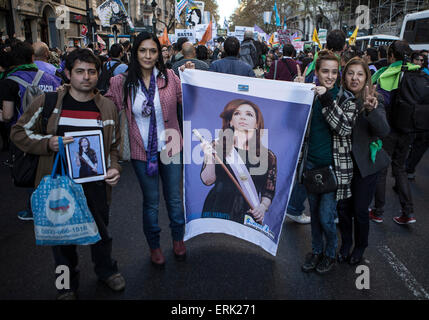 Buenos Aires, Argentine. 3 juin, 2015. Les gens prennent part à une manifestation demandant des politiques visant à prévenir les féminicides dans Buenos Aires, capitale de l'Argentine, le 3 juin 2015. Crédit : Martin Zabala/Xinhua/Alamy Live News Banque D'Images