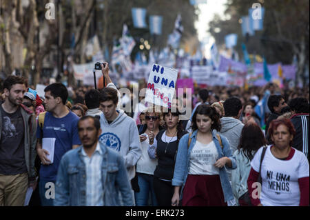 Buenos Aires, Argentine. 3 juin, 2015. Les gens prennent part à une manifestation demandant des politiques visant à prévenir les féminicides dans Buenos Aires, capitale de l'Argentine, le 3 juin 2015. Crédit : Martin Zabala/Xinhua/Alamy Live News Banque D'Images