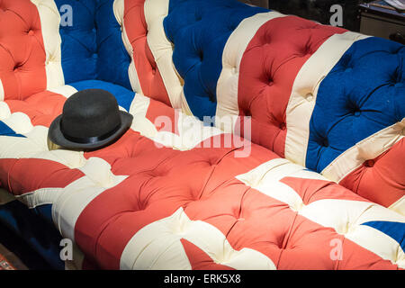 British Union Jack Flag canapé rembourré moderne de style avec chapeau melon feutre noir Banque D'Images