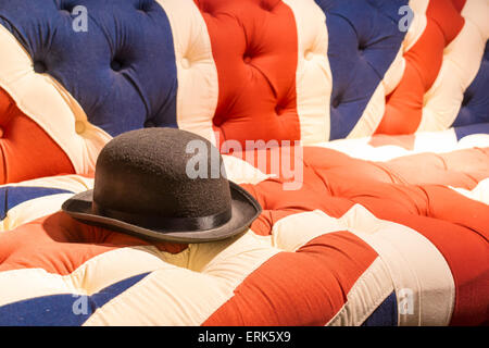 Union Jack Flag canapé rembourré moderne de style avec chapeau melon feutre noir Banque D'Images