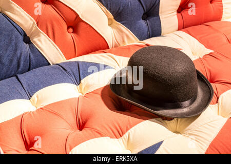 Union Jack Flag canapé rembourré moderne de style avec chapeau melon feutre noir Banque D'Images