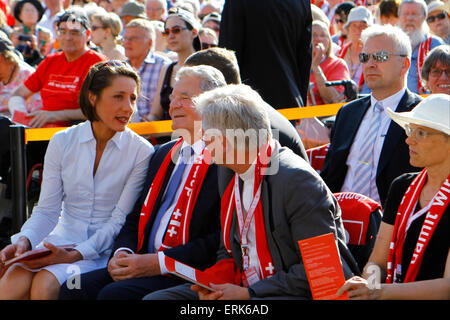 Stuttgart, Allemagne. 06Th Juin, 2015. Le Président de l'Allemagne, Joachim Gauck (2e à gauche), et Heinrich Bedford-Strohm (2e à droite), le président du Conseil de l'EKD (Eglise évangélique d'Allemagne), s'asseoir dans la première rangée, dans l'attente de l'ouverture du service de départ. Des dizaines de milliers de personnes ont assisté à l'ouverture des services de la 35e Congrès de l'Eglise protestante allemande (Evangelischer Kirchentag). © Michael Debets/Pacific Press/Alamy Live News Banque D'Images