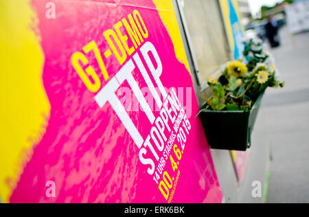 Munich, Allemagne. 06Th Juin, 2015. Une affiche avec écrit "STOP TTIP" peut être vu sur un stand d'information à l'international "sommet des solutions" à Munich, Allemagne, 03 juin 2015. Les participants au sommet alternatif accusent les grands États de l'économie le Sommet du G7 de la responsabilité de la crise mondiale et pour l'industrie et le déséquilibre écologique dans le monde. Photo : SVEN HOPPE/dpa/Alamy Live News Banque D'Images