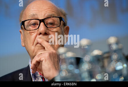 Munich, Allemagne. 06Th Juin, 2015. Jean Ziegler, sociologue et ancien rapporteur spécial des Nations Unies sur le droit à l'alimentation, parle au "Sommet international des alternatives' à Munich, Allemagne, 03 juin 2015. Les participants au sommet alternatif accusent les grands États de l'économie le Sommet du G7 de la responsabilité de la crise mondiale et pour l'industrie et le déséquilibre écologique dans le monde. Photo : SVEN HOPPE/dpa/Alamy Live News Banque D'Images