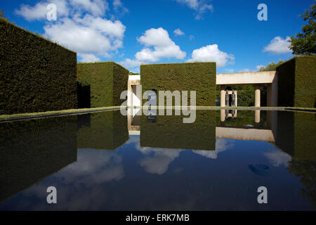 La Cour et la réflexion des nuages, Hamilton Gardens, Waikato, Nouvelle-Zélande, île du Nord Banque D'Images
