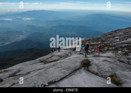 Les grimpeurs se prépare à grimper la montagne vers le bas via feratta, faible's Peak, le Mont Kinabalu, Sabah, Bornéo, Malaisie Banque D'Images