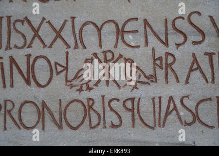 Pierre tombale romaine. Début de Christian. Epitaph avec Christogram. Inscription latine. 3ème-4ème siècle. Musées du Vatican. Banque D'Images