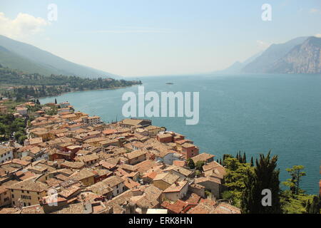 Vue sur le toit de Malcesine, sur le lac de Garde, Vénétie, Italie, du haut de Castello Scaligero Banque D'Images