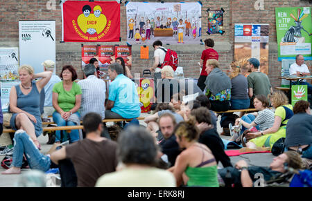 Munich, Allemagne. 06Th Juin, 2015. Site Participants au cours d'une pause au "Sommet international des alternatives' à Munich, Allemagne, 03 juin 2015. Les participants au sommet alternatif accusent les grands États de l'économie le Sommet du G7 de la responsabilité de la crise mondiale et pour l'industrie et le déséquilibre écologique dans le monde. Photo : SVEN HOPPE/dpa/Alamy Live News Banque D'Images