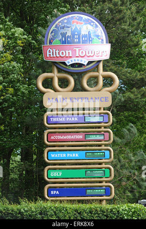 Le parc à thème Alton Towers, Staffordshire. UK. 2 juin, 2015. Une voiture transportant 16 personnes s'écrase dans un chariot à vide sur l'Smiler roller coaster ride. 4 personnes sont gravement blessés. La police et les véhicules et le personnel du service d'ambulance arrivent et partent de l'entrée des employés du parc. Crédit : Richard Grange/Alamy Live News Banque D'Images