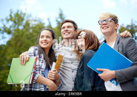 Groupe d'étudiants heureux avec les dossiers à l'extérieur Banque D'Images