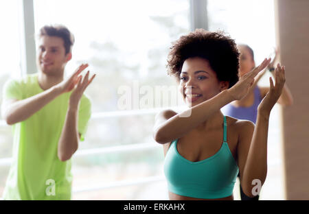 Group of smiling people dancing in salle de sport ou studio Banque D'Images