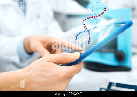 Close up de scientifiques les mains avec tablet pc in lab Banque D'Images