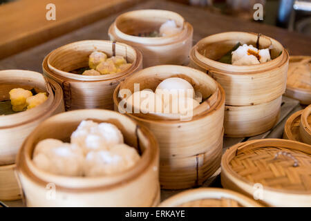 Boules de riz ou de la viande dans des conteneurs en bois Banque D'Images