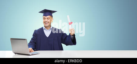 L'élève adulte souriant en mortier avec diplôme Banque D'Images