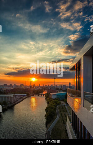 Vue depuis le niveau de vie élevé sur l'East Side Gallery en direction du centre-ville, Berlin, Allemagne Banque D'Images