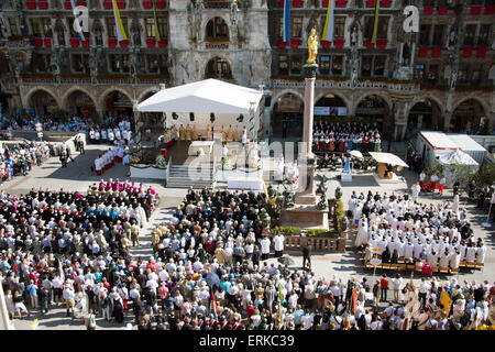 Munich, Allemagne. 04 Juin, 2015. Le Corpus Christi service peut être vu sur la place Marienplatz à Munich, Allemagne, 04 juin 2015. Après la procession du Corpus Christi, une grande manifestation de l'alliance d'action contre le sommet du G7 au Schloss Elmau aura lieu à Munich. Photo : MARC MUELLER/dpa/Alamy Live News Banque D'Images