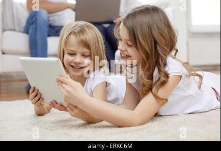 Happy little girls with tablet pc ordinateur à domicile Banque D'Images