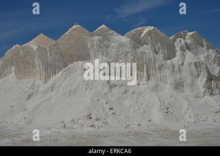 Les tas de sel de mer, Salinas de Levante, salines de Llevant, salines près de Es Trenc, Majorque, Îles Baléares, Espagne Banque D'Images