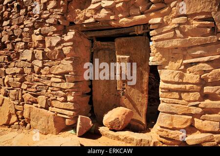 Vieille porte en bois, dans le poste de traite fortifié ou Ksar, UNESCO World Heritage Site, Ouadane, région d'Adrar, Mauritanie Banque D'Images